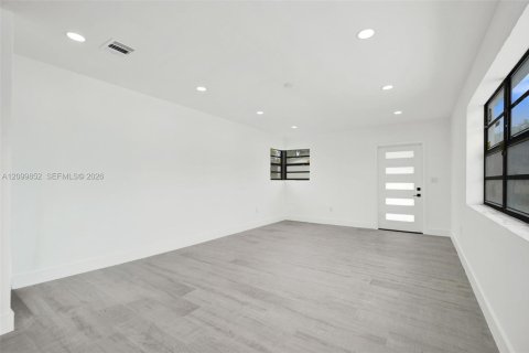 House in North Miami Beach, Florida 3 bedrooms, 117.43 sq.m. № 2400598 - photo 25