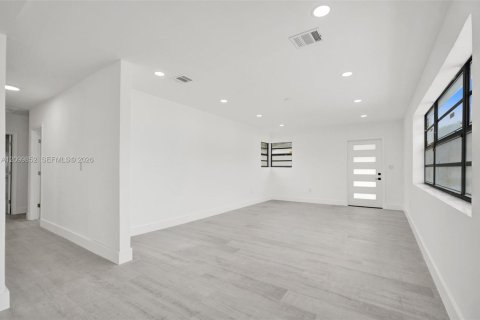 House in North Miami Beach, Florida 3 bedrooms, 117.43 sq.m. № 2400598 - photo 23
