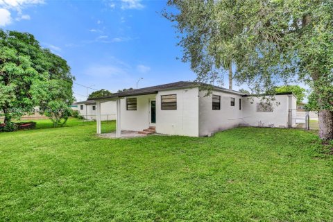 House in North Miami Beach, Florida 3 bedrooms, 117.43 sq.m. № 2400598 - photo 10