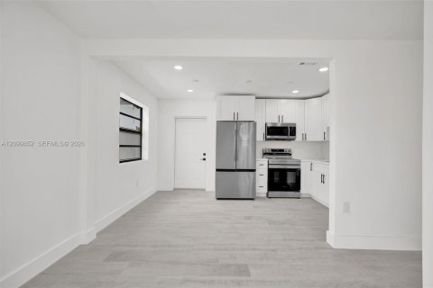 House in North Miami Beach, Florida 3 bedrooms, 117.43 sq.m. № 2400598 - photo 18