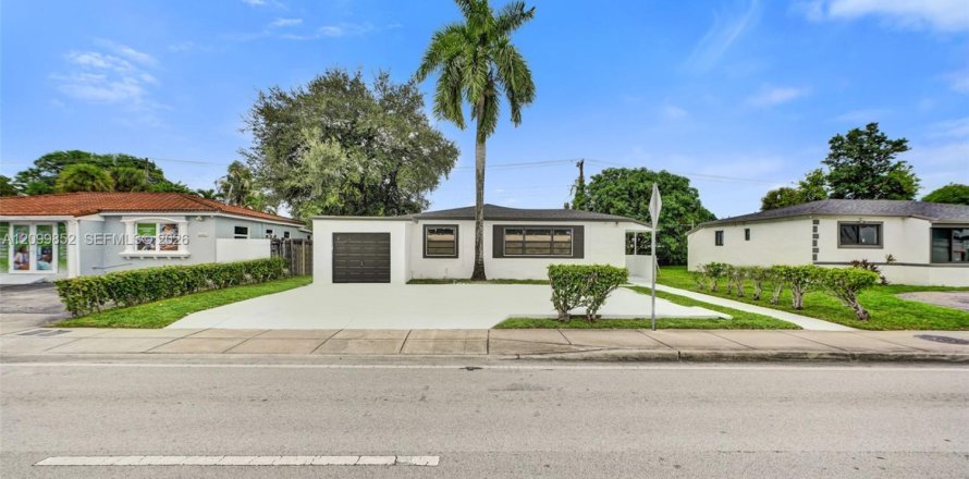 House in North Miami Beach, Florida 3 bedrooms, 117.43 sq.m. № 2400598