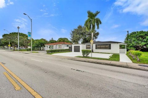House in North Miami Beach, Florida 3 bedrooms, 117.43 sq.m. № 2400598 - photo 2
