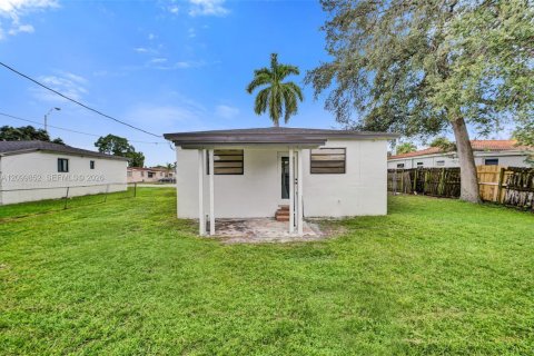 House in North Miami Beach, Florida 3 bedrooms, 117.43 sq.m. № 2400598 - photo 13