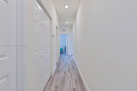 Снять в аренду таунхаус в Майами, Флорида 4 спальни, 164.34м2, № 1976262 - фото 25