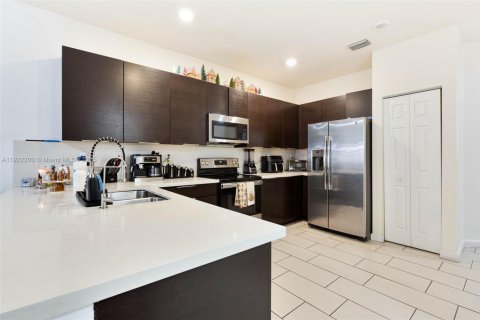 Снять в аренду таунхаус в Майами, Флорида 4 спальни, 164.34м2, № 1976262 - фото 9