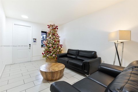 Снять в аренду таунхаус в Майами, Флорида 4 спальни, 164.34м2, № 1976262 - фото 5