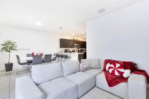 Снять в аренду таунхаус в Майами, Флорида 4 спальни, 164.34м2, № 1976262 - фото 14