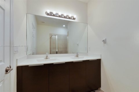 Снять в аренду таунхаус в Майами, Флорида 4 спальни, 164.34м2, № 1976262 - фото 26