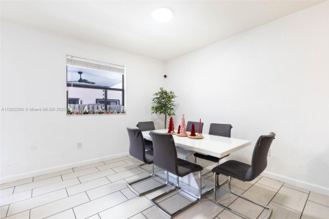 Снять в аренду таунхаус в Майами, Флорида 4 спальни, 164.34м2, № 1976262 - фото 7