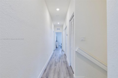 Снять в аренду таунхаус в Майами, Флорида 4 спальни, 164.34м2, № 1976262 - фото 23