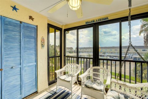 Condo in Dunedin, Florida, 2 bedrooms  № 2267516 - photo 11