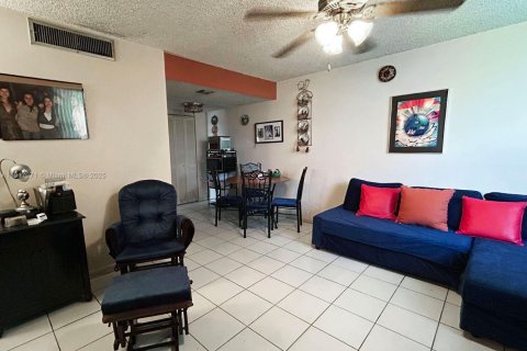 Condominio en venta en Miami Beach, Florida, 2 dormitorios, 79.15 m2 № 1974756 - foto 11