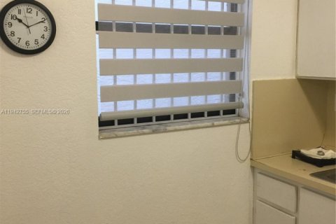 Снять в аренду кондоминиум в Майами, Флорида 2 спальни, 71.44м2, № 2061192 - фото 2