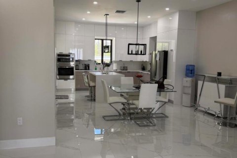 House in Clewiston, Florida 3 bedrooms, 132.39 sq.m. № 2260044