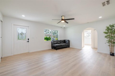 House in Lehigh Acres, Florida 3 bedrooms, 138.98 sq.m. № 2236012 - photo 8