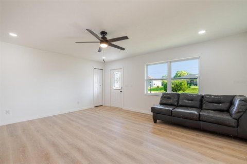 House in Lehigh Acres, Florida 3 bedrooms, 138.98 sq.m. № 2236012 - photo 9