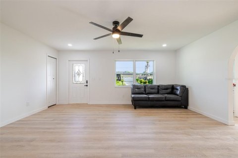 House in Lehigh Acres, Florida 3 bedrooms, 138.98 sq.m. № 2236012 - photo 7