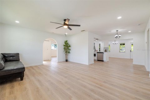 House in Lehigh Acres, Florida 3 bedrooms, 138.98 sq.m. № 2236012 - photo 4