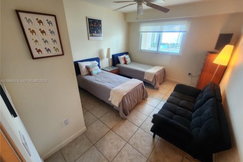 Condo in Sunny Isles Beach, Florida, 2 bedrooms № 2032043 - photo 11