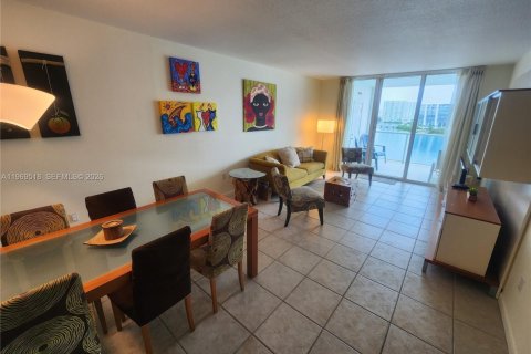 Condo in Sunny Isles Beach, Florida, 2 bedrooms № 2032043 - photo 5