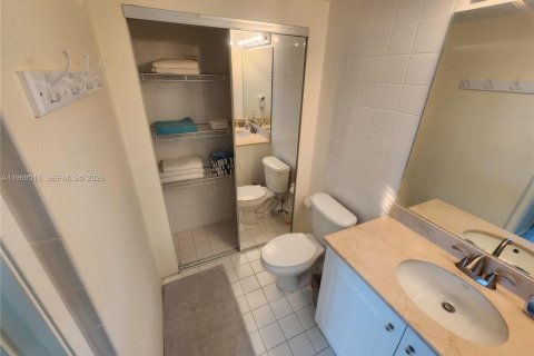 Condo in Sunny Isles Beach, Florida, 2 bedrooms № 2032043 - photo 14