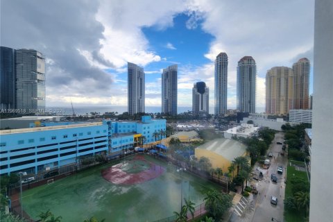 Condo in Sunny Isles Beach, Florida, 2 bedrooms № 2032043 - photo 18