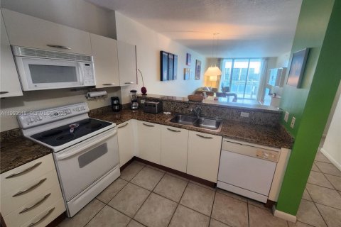 Condo in Sunny Isles Beach, Florida, 2 bedrooms № 2032043 - photo 7