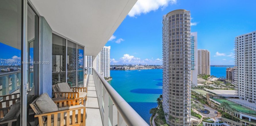 Condo in Miami, Florida, 3 bedrooms  № 1955143