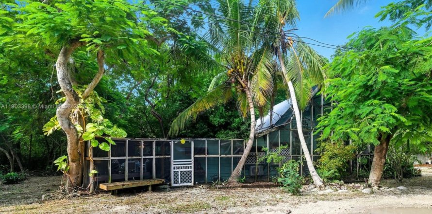 House in Tavernier, Florida 2 bedrooms, 73.86 sq.m. № 2034496