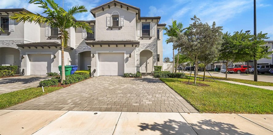 Adosado en Miami Gardens, Florida 3 dormitorios, 131.83 m2 № 2399829