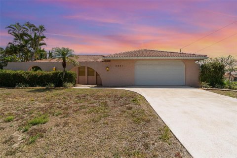 House in Punta Gorda, Florida 2 bedrooms, 164.25 sq.m. № 1637627 - photo 2