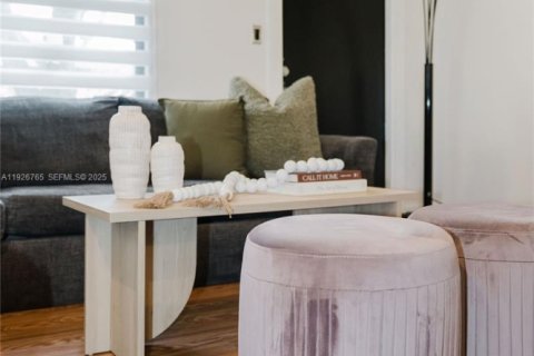 Снять в аренду виллу или дом в Норт-Майами, Флорида 3 спальни, 101.45м2, № 1992516 - фото 15