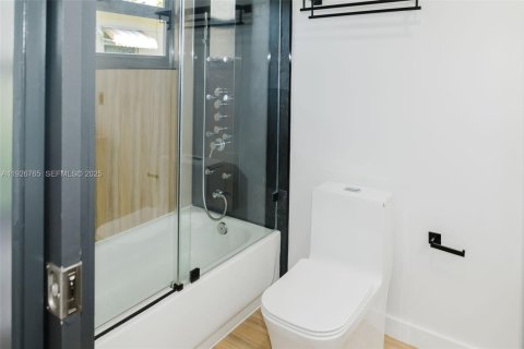 Снять в аренду виллу или дом в Норт-Майами, Флорида 3 спальни, 101.45м2, № 1992516 - фото 26