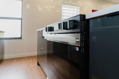 Снять в аренду виллу или дом в Норт-Майами, Флорида 3 спальни, 101.45м2, № 1992516 - фото 4