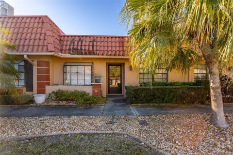 House in Clearwater, Florida 2 bedrooms, 130.06 sq.m. № 2106732