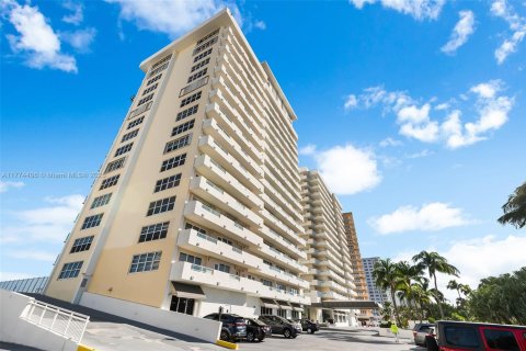 Copropriété à vendre à Fort Lauderdale, Floride: 1 chambre, 101.08 m2 № 2035641 - photo 24