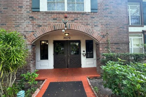 Condominio en venta en Lauderhill, Florida, 1 dormitorio, 74.32 m2 № 1990567 - foto 2