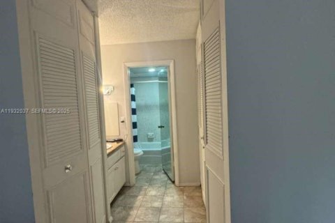 Condominio en venta en Lauderhill, Florida, 1 dormitorio, 74.32 m2 № 1990567 - foto 17