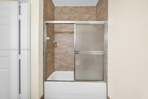 Снять в аренду кондоминиум в Майами, Флорида 3 спальни, 124.49м2, № 1967231 - фото 30