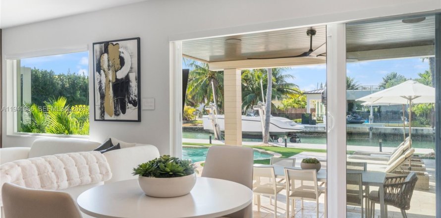 Дом в Майами-Бич, Флорида 5 спален, 221.66м2 № 1998529