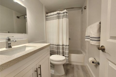 Condo in Hollywood, Florida, 2 bedrooms  № 2070158 - photo 17