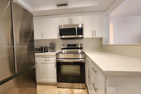 Condo in Hollywood, Florida, 2 bedrooms  № 2070158 - photo 5