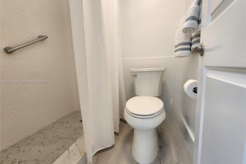 Condo in Hollywood, Florida, 2 bedrooms  № 2070158 - photo 14