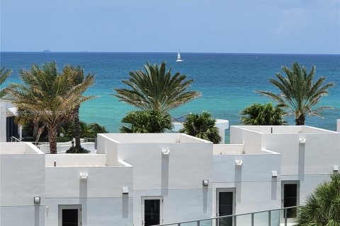 Condo in Hollywood, Florida, 2 bedrooms  № 2070158 - photo 11