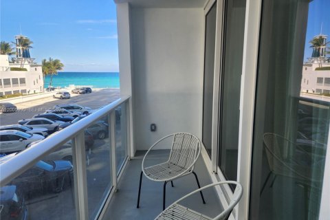 Condo in Hollywood, Florida, 2 bedrooms  № 2070158 - photo 2