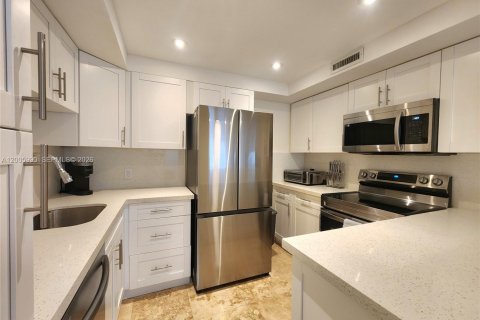 Condo in Hollywood, Florida, 2 bedrooms  № 2070158 - photo 6