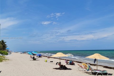 Condo in Hollywood, Florida, 2 bedrooms  № 2070158 - photo 27