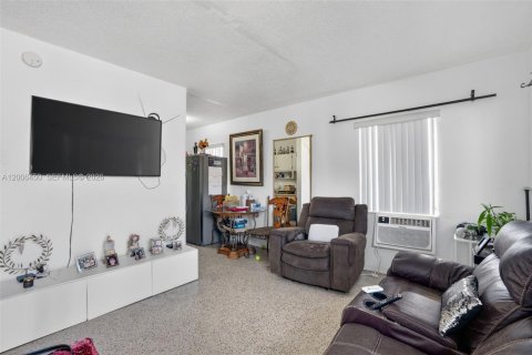 Propiedad comercial en venta en Miami, Florida, 233 m2 № 2170729 - foto 23