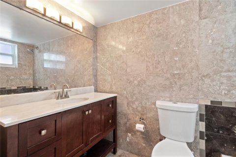 Condo in Miami Beach, Florida, 2 bedrooms  № 1966604 - photo 10