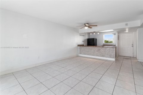 Condo in Miami Beach, Florida, 2 bedrooms  № 1966604 - photo 3